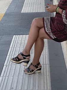 Candid girls in public showing nice legs and feet
