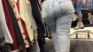 (OC) Big booty milf showing her fat ass in jeans