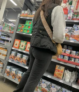 Milf with a nice booty in leggings