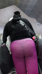 Milf latina en leggings, se le transparentaba toda la tanga