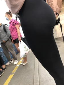 Girl in a Face Mask With a Perfect Ass in Leggings Subway Creepshots