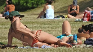 Milfs in the sun [025]