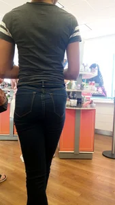 Ebony girl showing lil ass in tight jeans