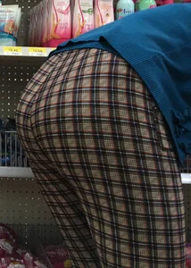 Nice big round booty in tight patterned leggings