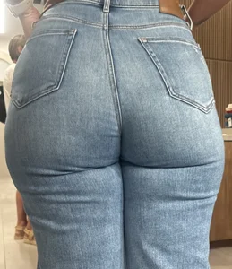 (O.C) Absolute Pawg in jeans!