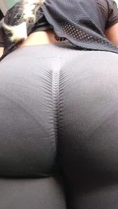Latina con tremendo culo en Leggings