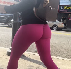 Jiggly Buttle butt in bright pink gym leggings