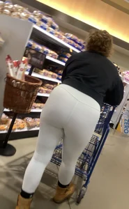 Berry thick gal  white leggings! (OC) few months old