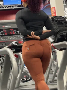 iNSANE LIGHT SKIN RED HEAD EBONY WIT craZ PHAT ASS(tread mill)