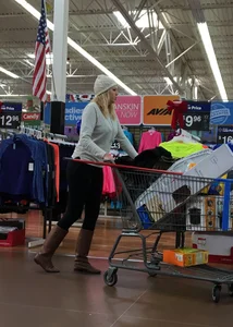 Walmart blonde whooty shopping in black leggings with vtl