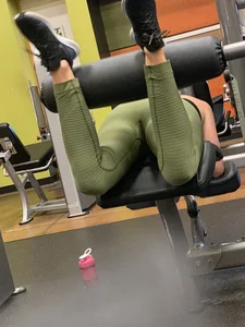 Girl working out with a nice ass in green leggings