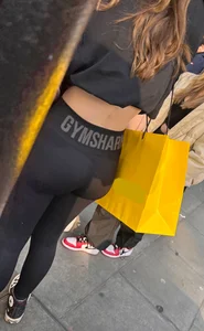 Tight booty in black gymshark leggings & croptop