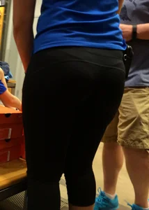 Fat ass shoe store employee in leggings with vtl