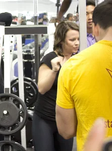 Athletic babe with nice ass in leggings at the gym