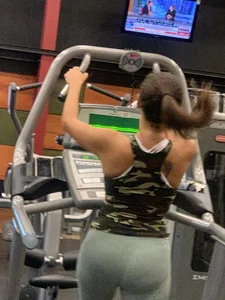 Couple babes at the gym in leggings with nice asses