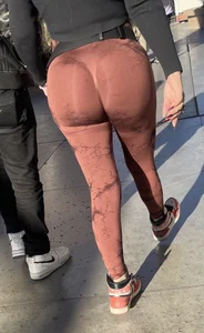 Sexy BBL in brown leggings