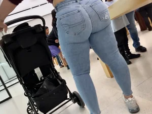 Bubble Butt Latina at Apple Store (OC)