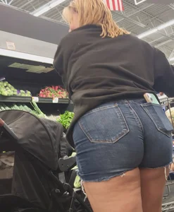 Thirst Trapping Lil Latina MILF in cutoff shorts