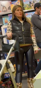 Skinny Milf in glossy leggings