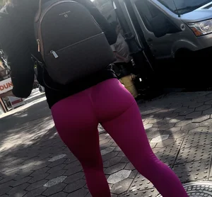 Jiggly Buttle butt in bright pink gym leggings