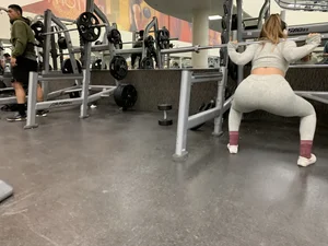 Hot gym babe in grey leggings with a nice ass doing squats