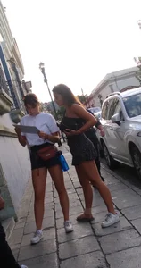 2 nice girls (he hurt his foot)
