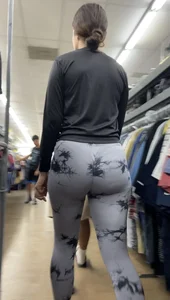 Pretty Latina has a sweet round ass that jiggle (gifs)