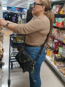 SEXY A$$ beautiful OBVLIOUS latina MATURE milf gave me a show!