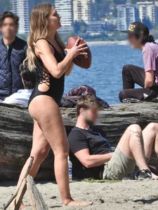 Swimsuit blondie with nice ass playing with a ball at the beach [090]