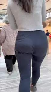 Now that’s an ass! Pawg with a jiggly booty in leggings