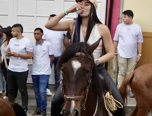 Latina cowgirls gitty up! Non OC