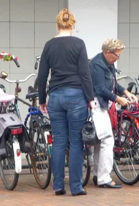 Big milf's ass in jeans creepshot