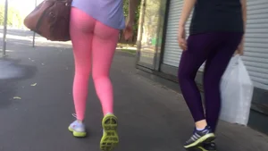 Hot booty and legs in pink leggings street video