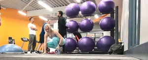 Gym blonde in turquoise leggings notices me and doesn’t mind, even moves in front of me later for some close-ups