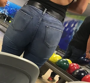 Thick brunette in tight jeans and showing some side boob
