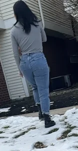 Latina in jeans