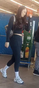 Beautiful latina girl with a perfect body in black leggings 10/10 [OC]