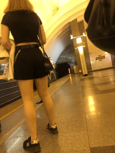 Hot Candid Girl in Shorts Subway Creepshots Collection - Thin Waist And Great Booty And Legs