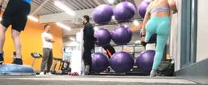 Gym blonde in turquoise leggings notices me and doesn’t mind, even moves in front of me later for some close-ups