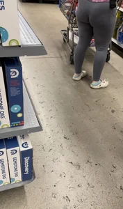Hot milf wearing grey leggings! I have a video of it jiggling while she walks
