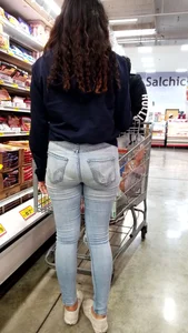 Latina babe grocery shopping in tight jeans with a nice ass