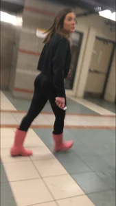 Some young college ass in leggings