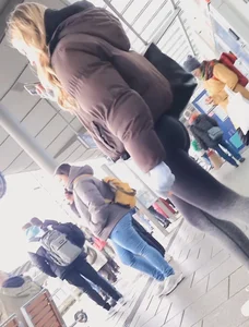 Small ass in black gymshark in the wild