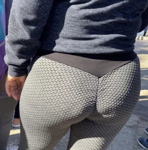 Booty runs in the family! ( 3 Generations of ass!)