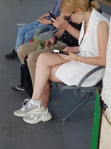 Candid girls in public showing nice legs and feet
