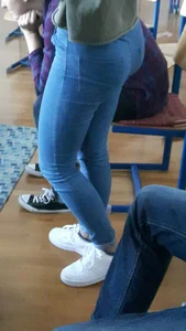Candid college teen's booty in tight blue jeans