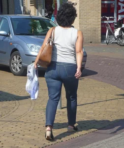 Street milfs with big butts wearing tight jeans creepshots