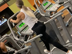 Couple babes at the gym in leggings with nice asses