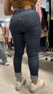 Phat latina MILF ass in jeans