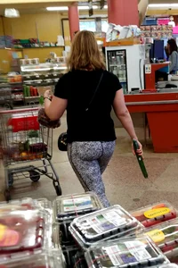 Canadian milf with a big booty in patterned leggings